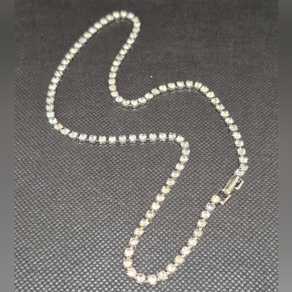 VINTAGE Clear Rhinestones in Silver Tone Setting Tennis Necklace - Picture 8 of 16
